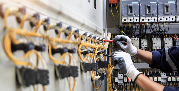 Professional Electrician technician working in Grandwood Park, IL